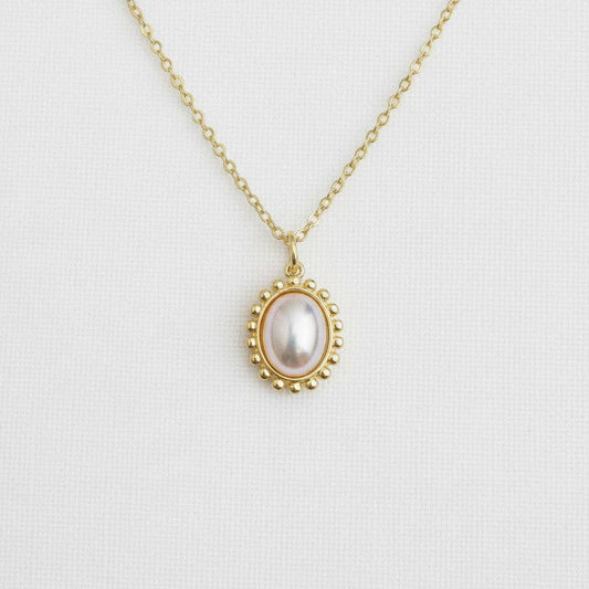 Chic Vintage Pearl Necklace with Elegant Design