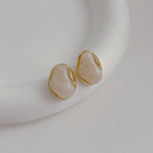 Simple Metal Encapsulation Pearl Stud Earrings: Beige