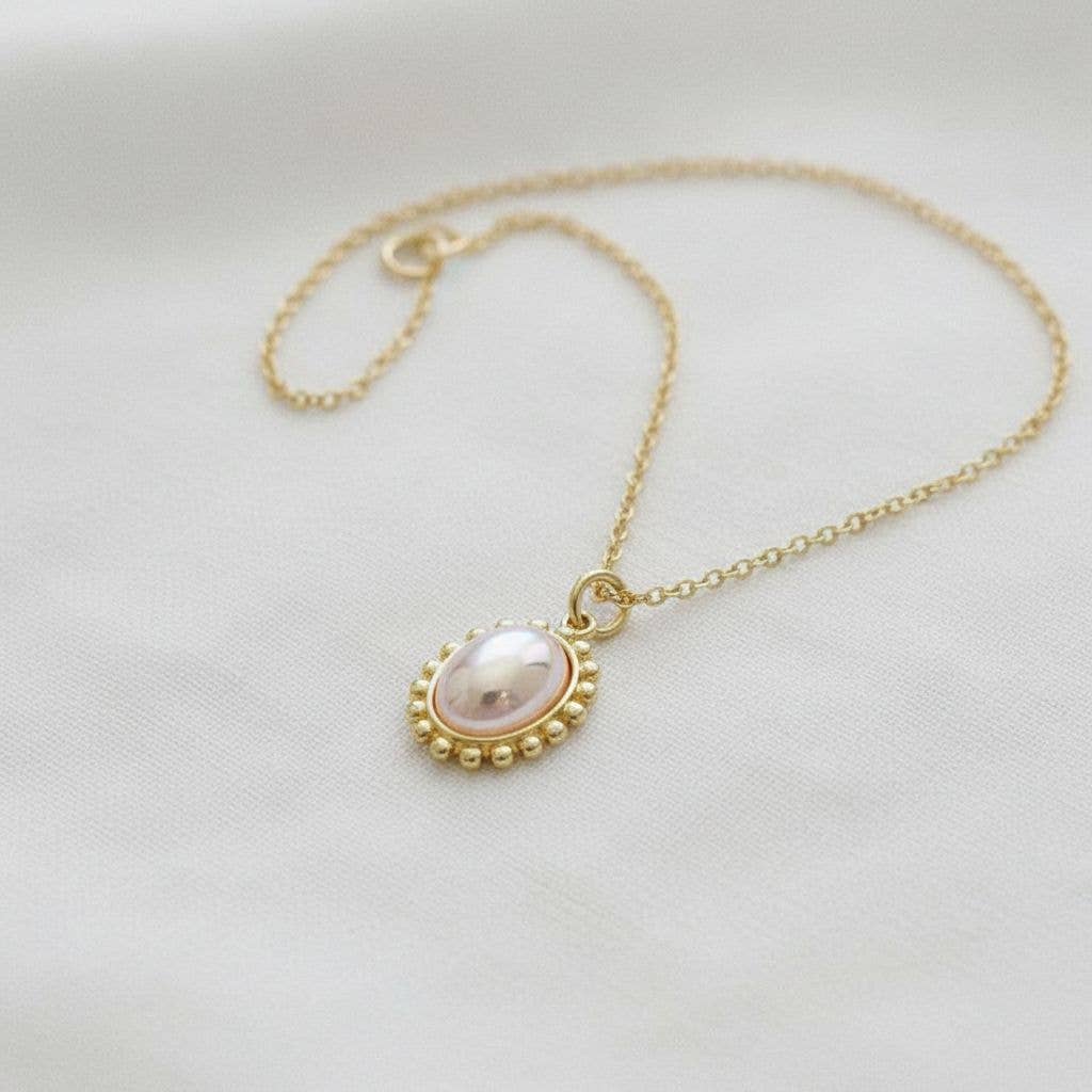 Chic Vintage Pearl Necklace with Elegant Design